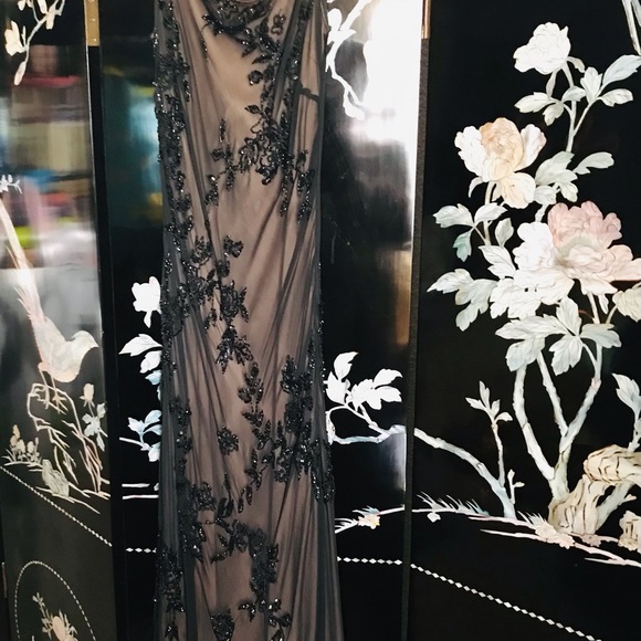 💃Beautiful black sheer with beading and beige lining.